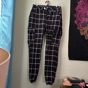 Hot Topic Women's Juniors Grid Cargo Jogger Pants in Black and White. Size M